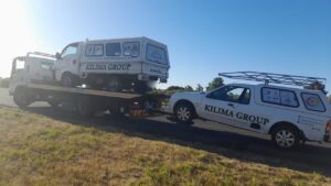 folami towing flatbed truck pulling two vehicles