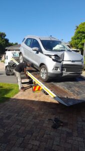 folami truck moving a car